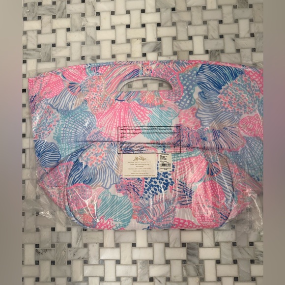 Lilly Pulitzer Stylish Pink and Blue Cooler Bag with Spacious Design - Picture 3 of 3